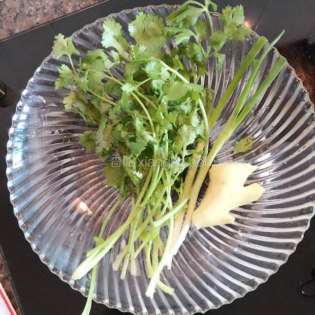 姜切丝、香菜及葱切段。