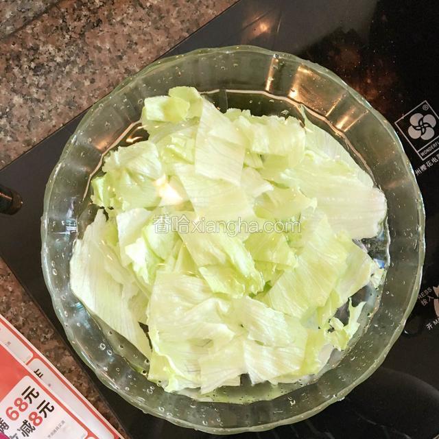 把生菜清洗后手撕小块。