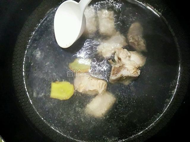 煮至排骨变色发白，浮于汤面上，用勺子撇去煮出的浮沫。
