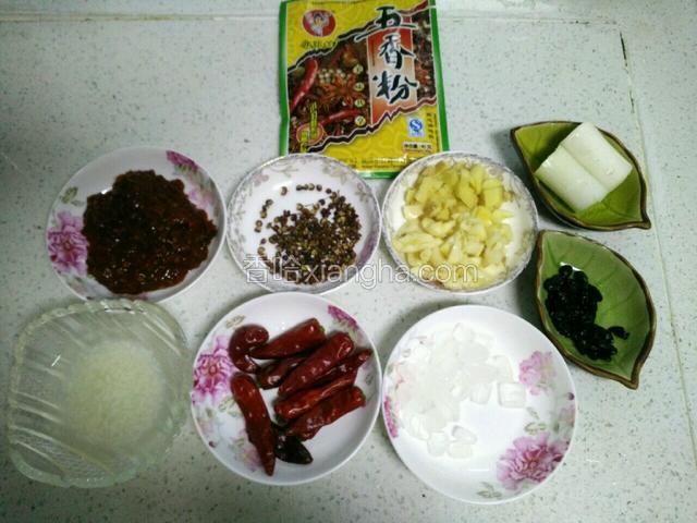 备好图中食材。豆瓣酱，醪糟汁，冰糖，豆鼓，姜粒，蒜粒，花椒，干辣椒，五香粉，大葱结。