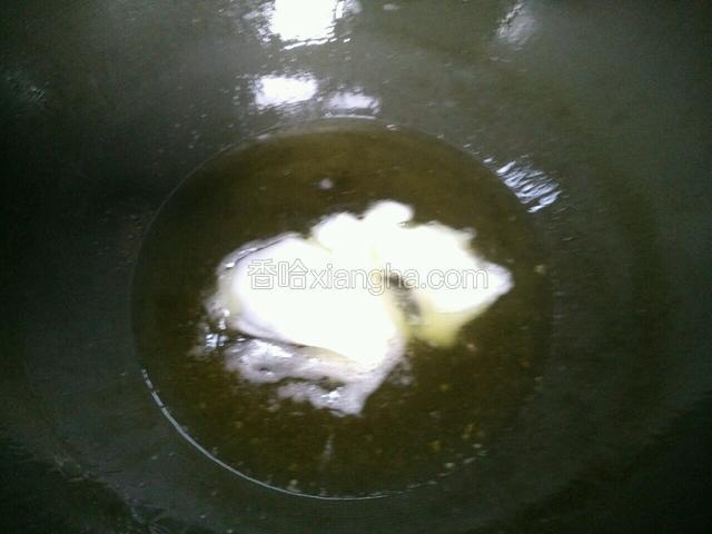 净锅中加入牛油和猪油混匀化开。