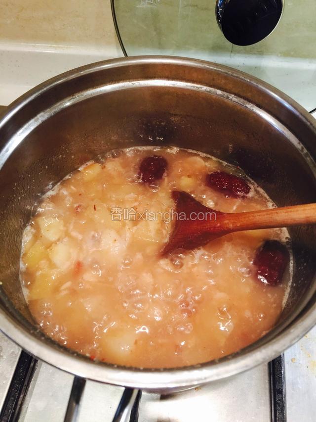 在煮10分钟左右，最后加入肉桂粉和香草精