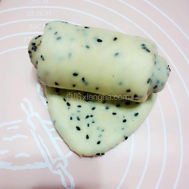 然后自上往下卷起来。然后横过来再擀开再卷。重复三次。