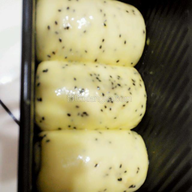发酵八九分满盒的土司生胚，取出表面涂抹蛋液
