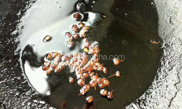 锅烧热，熟些花椒油，把花椒去掉