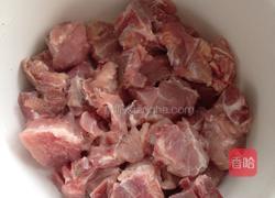 白萝卜清炖排骨汤的做法图解1