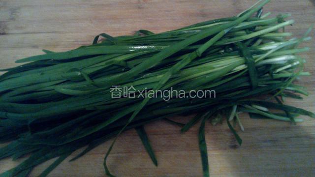 韭菜择洗干净，控干水，切细备用