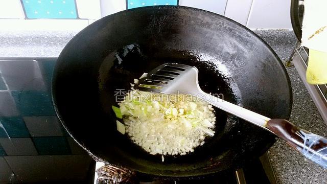 锅中放少许油，油热煸香葱姜蒜末