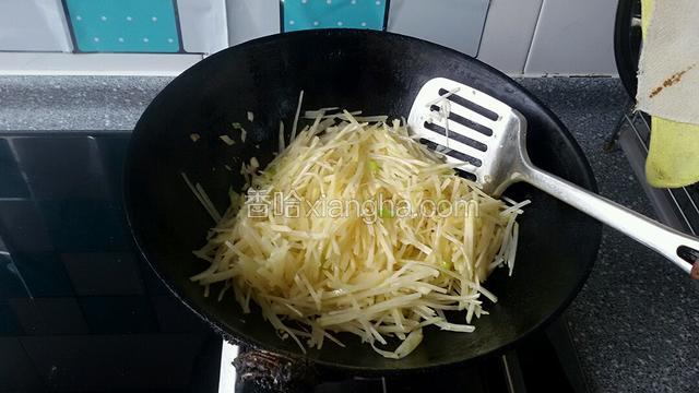 在下入土豆丝炒均匀
