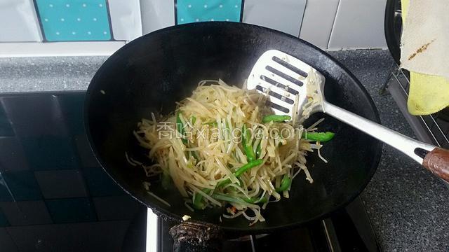 加入少许糖炒均匀即可