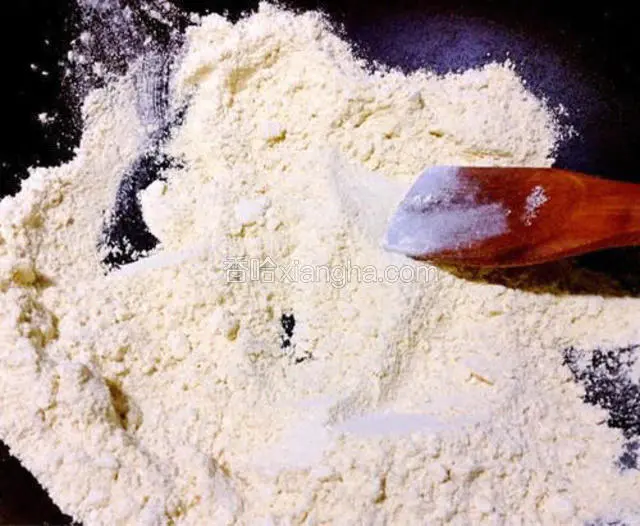 把黄豆面倒入锅中小火慢慢炒制。