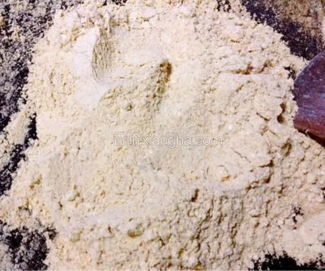 用木铲不停翻炒，豆面由黄色慢慢变成浅褐色。