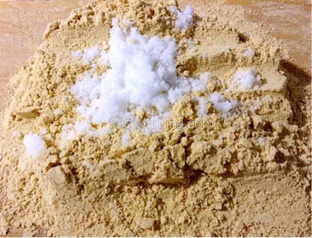 放入白糖，拌匀。