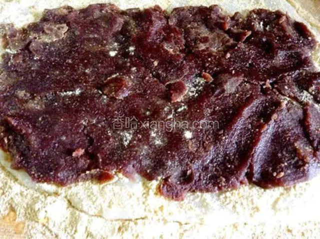 把红豆沙铺上。