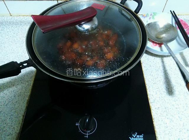 大火烧开后，上锅盖小火慢烧