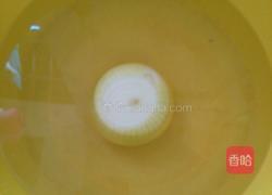 青椒炒洋葱的做法图解1