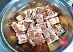 羔羊排炖胡萝卜的做法图解2