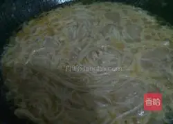 Illustration of how to make shredded chicken noodles 8