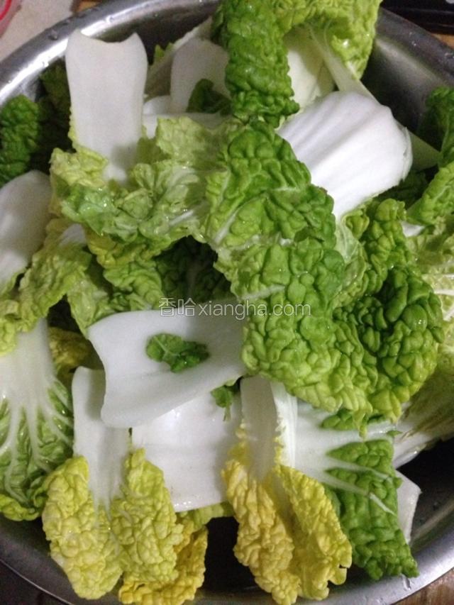 新鲜油菜洗净，切成小段备用。