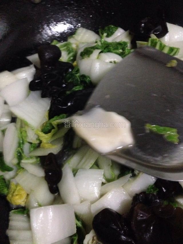 最后加入少许猪油和盐调味。就可以出锅了。