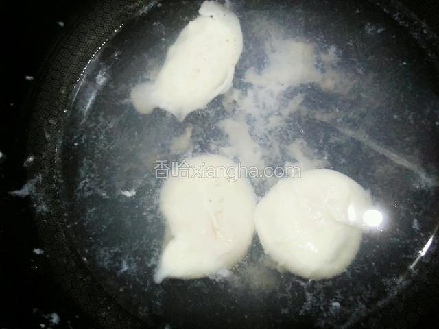 将鸡蛋翻面。撇去多余的浮沫。鸡蛋煮至一般7分熟为妙，一口咬下，蛋液流出。这个按个人喜好来煮。