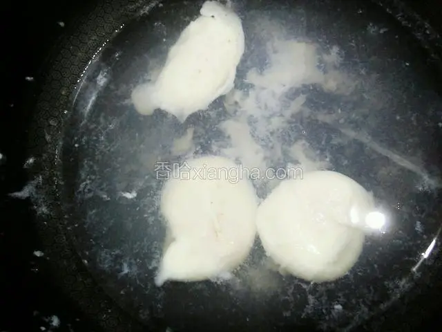 将鸡蛋翻面。撇去多余的浮沫。鸡蛋煮至一般7分熟为妙，一口咬下，蛋液流出。这个按个人喜好来煮。