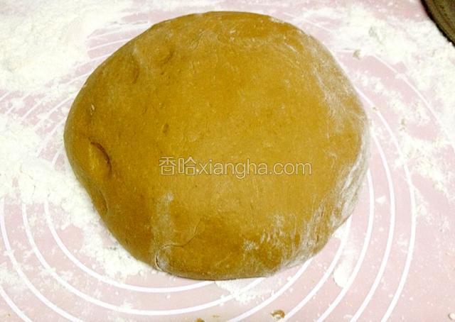把发酵好的面团从面包机中取出,用手工和一次面团,让面团里的气排出.