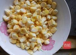 牛奶玉米甜汤的做法图解1