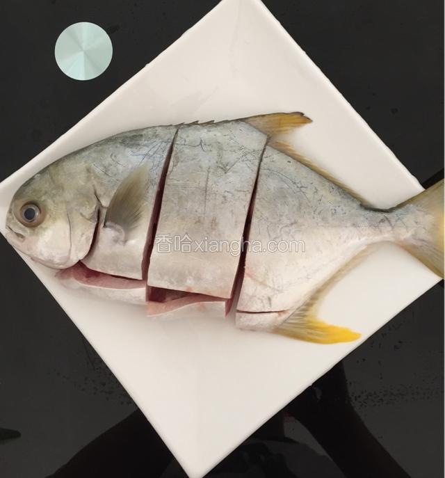 鲳鱼去肚洗净切块待用