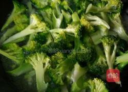 麻辣西兰花干锅的做法图解2