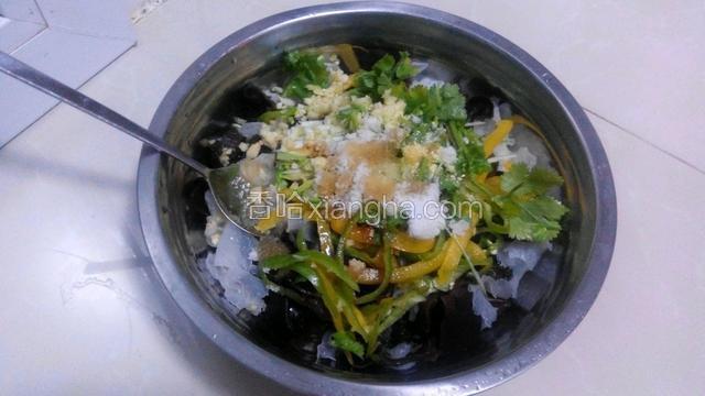 一勺糖，一勺香油，一茶匙盐和一茶匙鸡精。