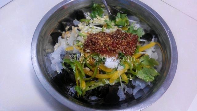 把榨好的辣椒油也倒入盆中。