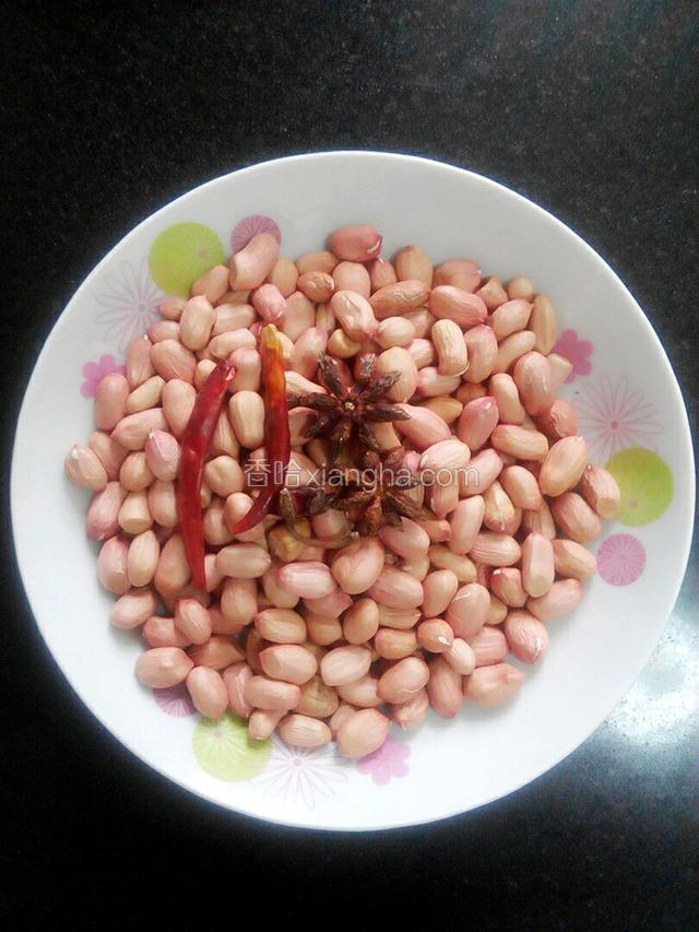 准备所需食材(花生米需提前过水清洗晾干)