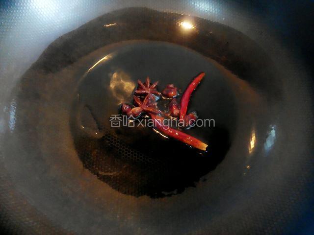 开火倒油入锅，油热，将八角和干辣椒倒入锅内适当煸炒！