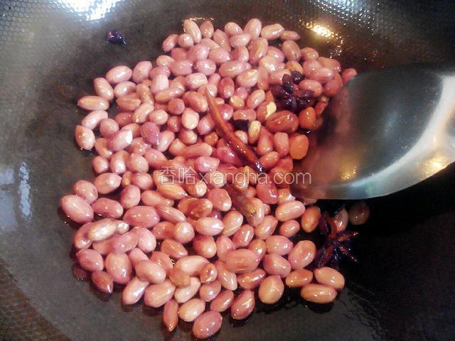 当花生米从粉红色开始变深色，这时候炒个十几秒就可以关火！继续用油温让花生米再炒一会儿方可出锅！