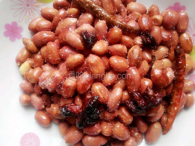 将炒好的花生米装盘，撒入适量食盐搅拌均匀！