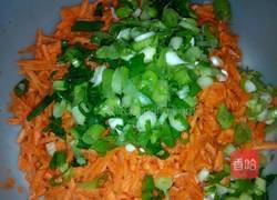 胡萝卜鸡蛋葱油饼的做法图解3