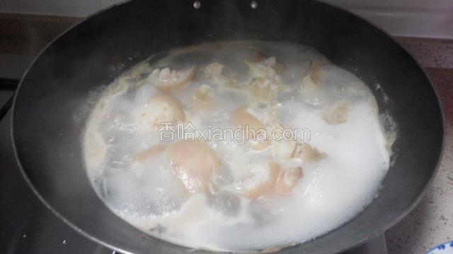 烧沸水等两分钟捞出猪脚。