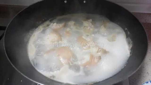 烧沸水等两分钟捞出猪脚。