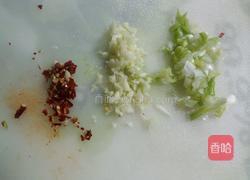 花生米拌菠菜的做法图解1