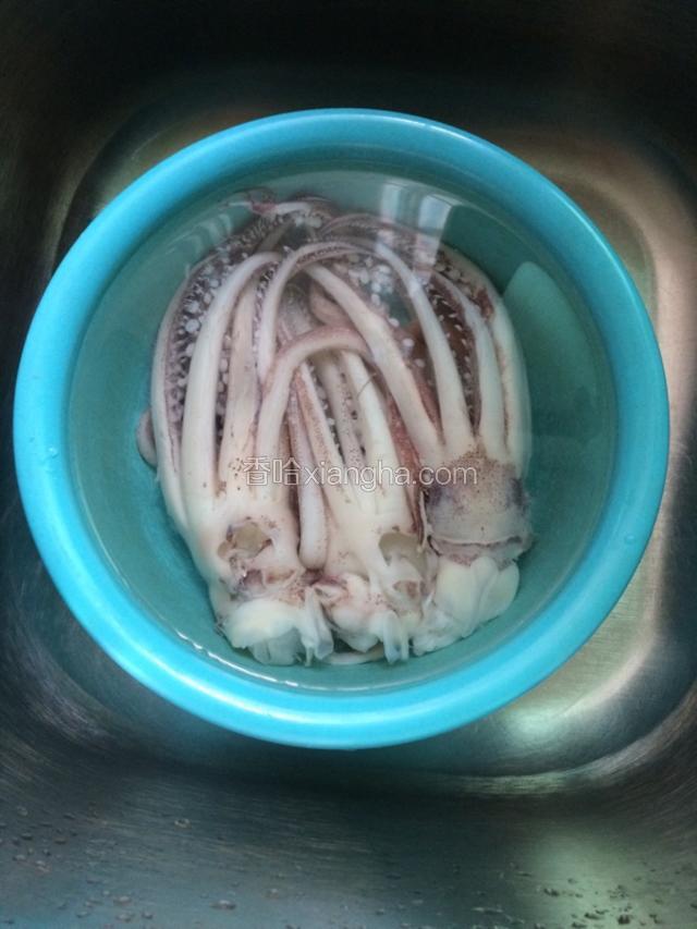 把鱿鱼须洗净，控干水份。