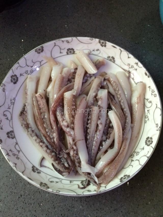分切成单根的鱿鱼须，长短随意。