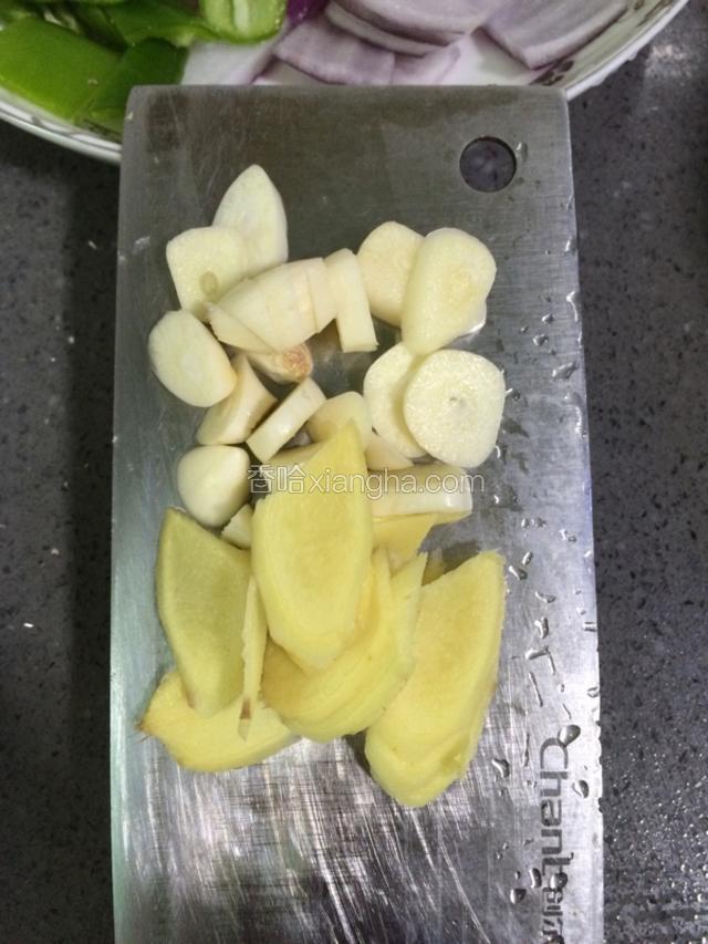 姜蒜切片。
