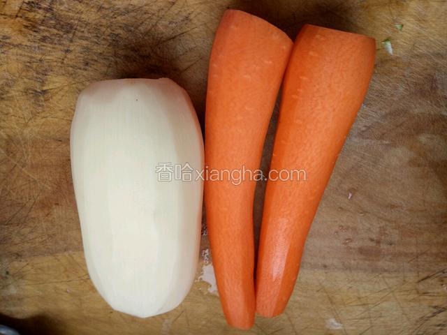 莲藕和胡萝卜洗净去皮