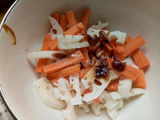 把莲藕和胡萝卜条放在盆中，加适量盐、白糖、生抽、耗油、香油拌匀