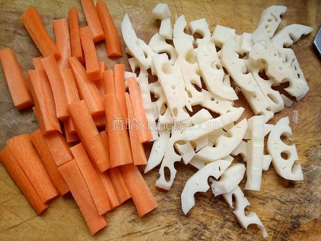 莲藕和胡萝卜切长条状
