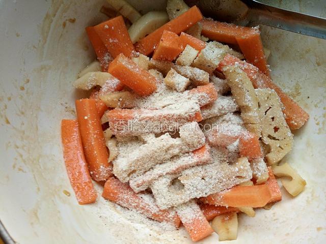 拌匀后稍稍腌十分钟，倒入蒸肉粉