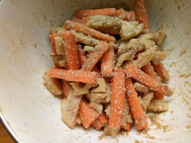 抓匀，使每根莲藕胡萝卜条都裹上蒸肉粉，腌十分钟