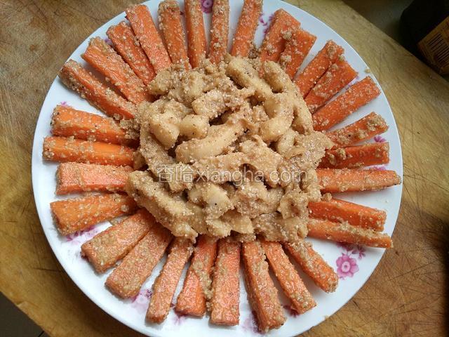 腌好的胡萝卜藕条摆盘（也可以随意摆啦，不用这么麻烦）