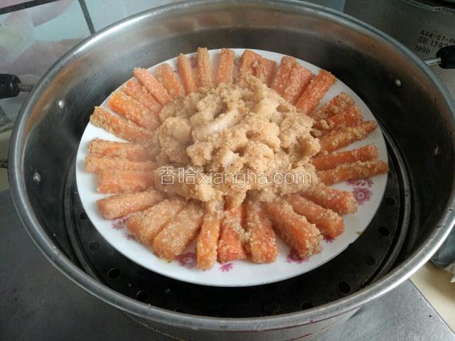 蒸锅加水烧开，把莲藕胡萝卜上锅隔水蒸二十五分钟左右